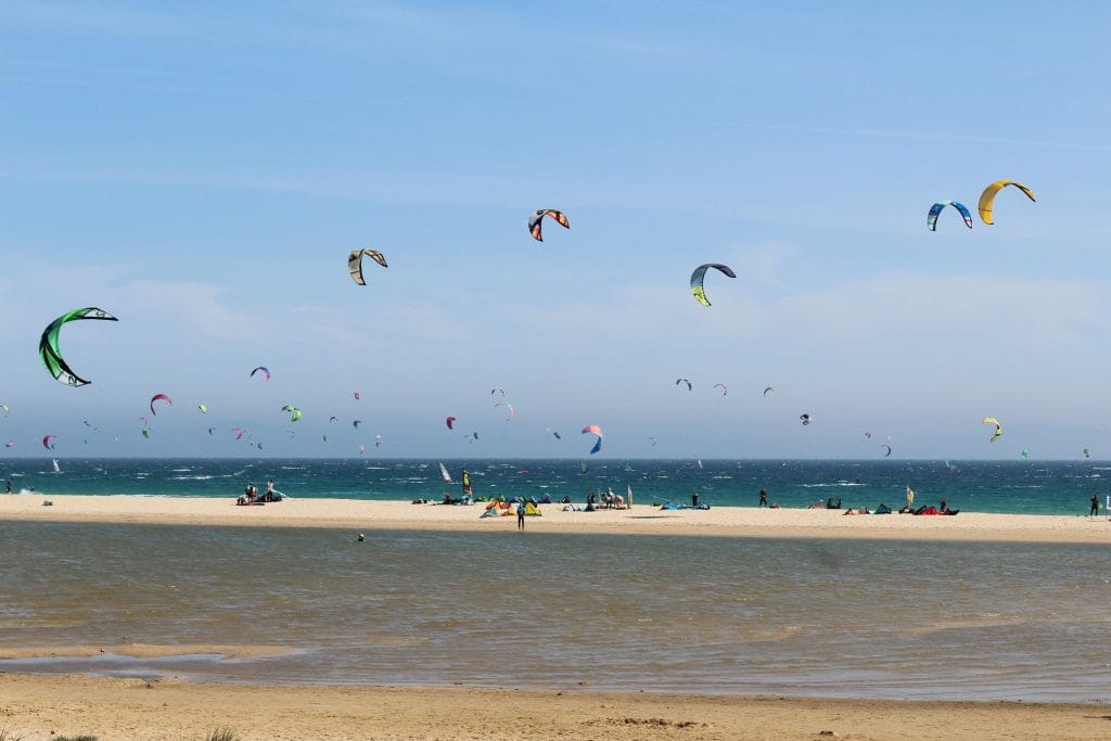 Playa tarifa con kitesurfers