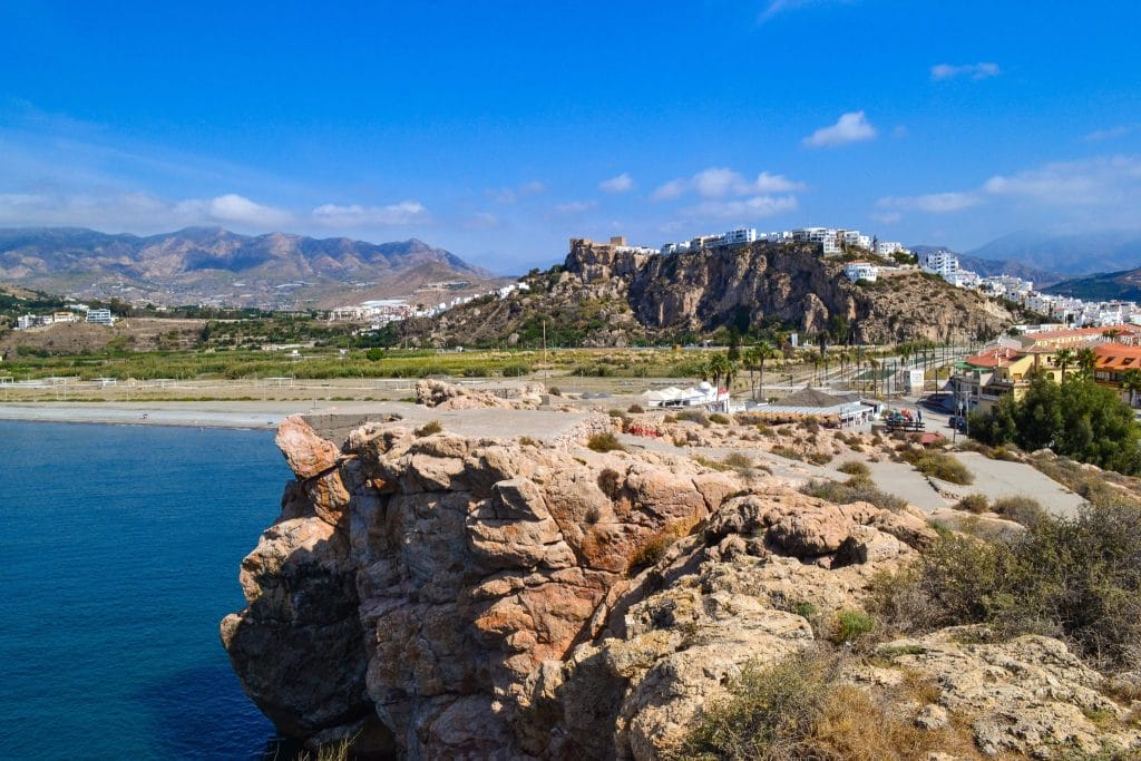 mar y pueblo sobre risco