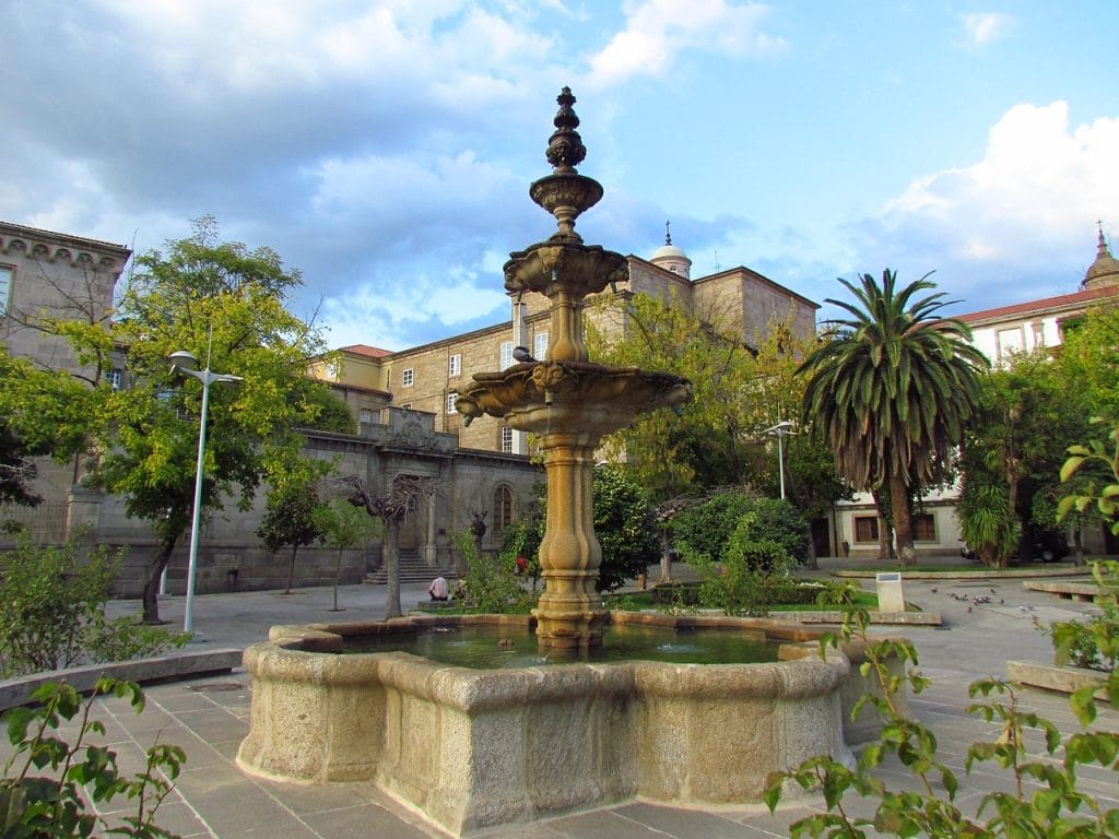 plaza con fuente en ourense