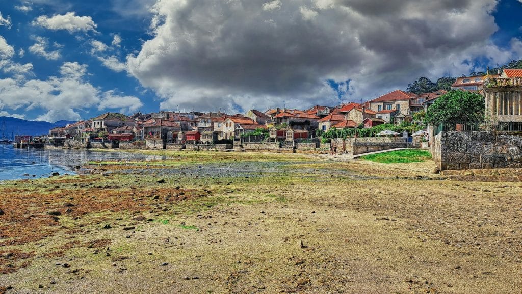 pueblo a orilla de ría