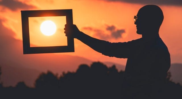 El kit básico que necesitas para observar el eclipse solar desde la montaña o la playa