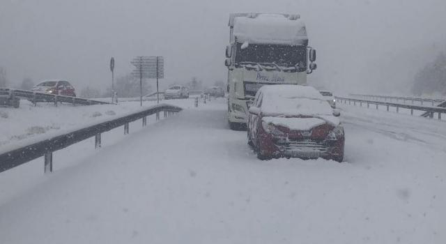 La nieve corta la A-1 en Somosierra