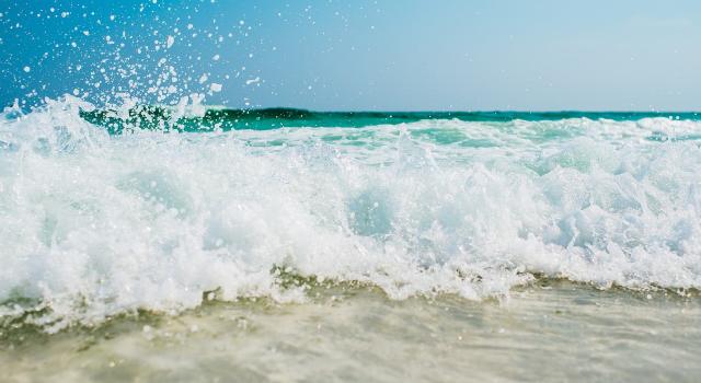 ¿Cuándo está más caliente el agua del mar: en junio o en octubre?