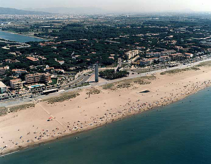 Resultat d'imatges de imadenes de la playa de castelldefels por la mañana 16-octubre2018