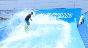 ¿Cómo funciona un simulador de surf?