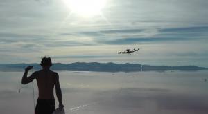 ¿Surfear tirado por drones?