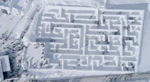Así es Snowlandia, el laberinto de nieve más grande del mundo