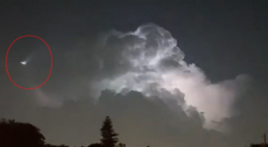 Avión atraviesa una tormenta eléctrica