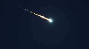 Enorme bola de fuego 'cazada' cruzando el cielo. ¿Qué era?